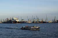 Elbe mit Barkasse und Werft