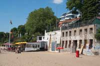 Strandperle mit Nebengebäude